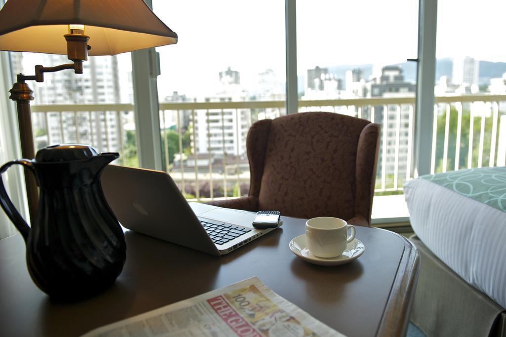 Coast Plaza Hotel And Suites Vancouver Extérieur photo