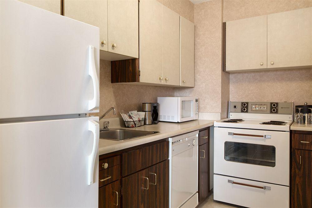 Coast Plaza Hotel And Suites Vancouver Extérieur photo